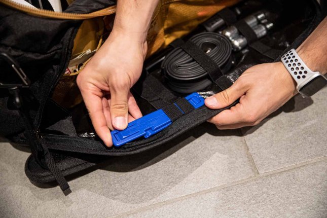 Your tools are always at hand thanks to the compartment’s clever layout. You don’t even have to open the main one to reach them. This makes accessing them quick and easy, and ensures that the duffel’s interior is protected against dirt and moisture.