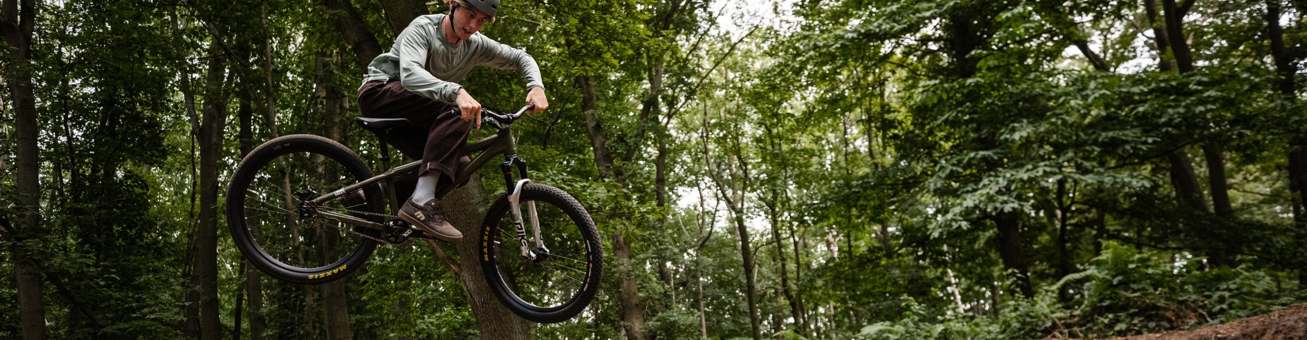 Paul von bc macht einen Trick mit seinem Dirtjump-Bike