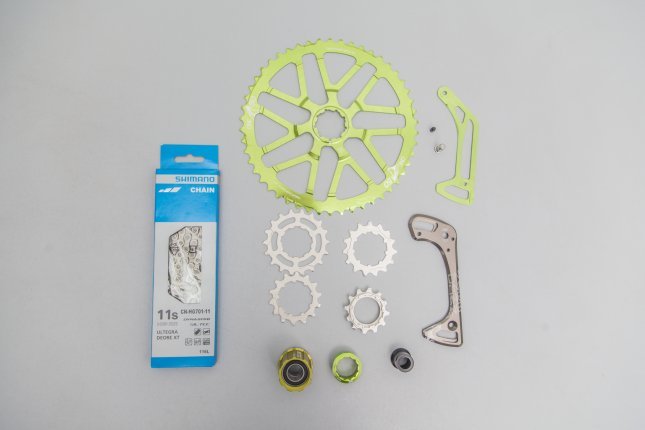 Diese Parts benötigst Du für den Umbau: OneUp Components Umrüstkit Shark 10 Zähne Ritzel-Cluster für DT Swiss Ratchet System; OneUp Components Shark Ritzelkit 50+18 Zähne mit Schaltkäfig für Shimano 1x11; Shimano Ultegra / XT Kette