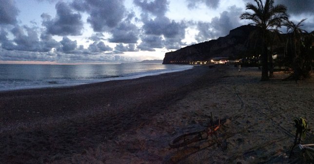 Den Abend am Strand ausklingen lassen.