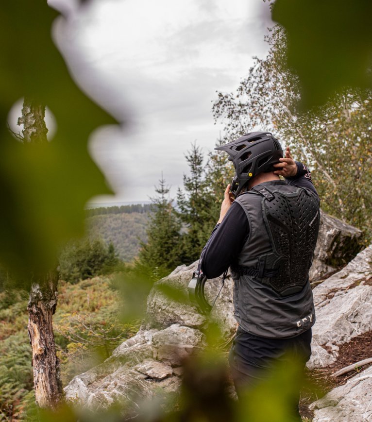 Unterwegs auf Mountainbikes. Das Gelände ist felsig.