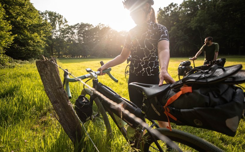 Bikepacking-Satteltaschen bieten ebenfalls viel Stauraum und können je nach Modell bis zu 16 Liter, bzw. 5 kg Gepäck aufnehmen.