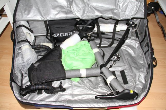 Packempfehlung für Carbonrahmen in Evoc Travel Bags. Die Stauräume kann man sinnvoll nutzen um das Rad zusätzlich zu schützen und gleichzeitig all sein Gepäck unterzubringen.