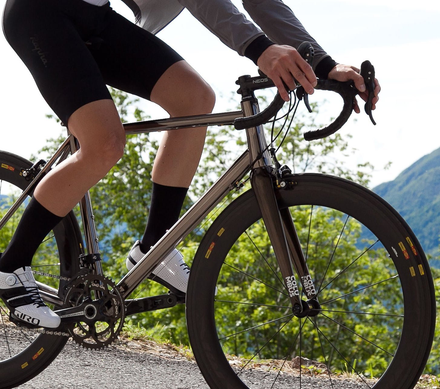 Radfahrer in den Bergen auf Rennrad mit Columbus Gabel