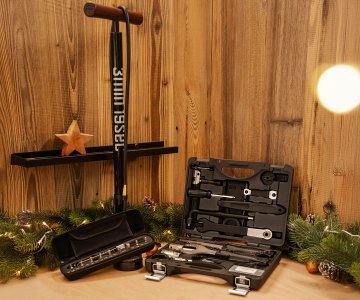 Das 3Min19Sec Werkstatt Starter Set bestehend aus Standpumpe, Werkzeugskoffer und Drehmomentschlüssel