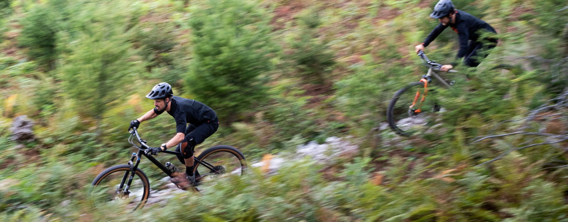 Georg und Chris aus dem bc Team fahren eine Abfahrt auf ihren bc original Podsol Bikes hinab.