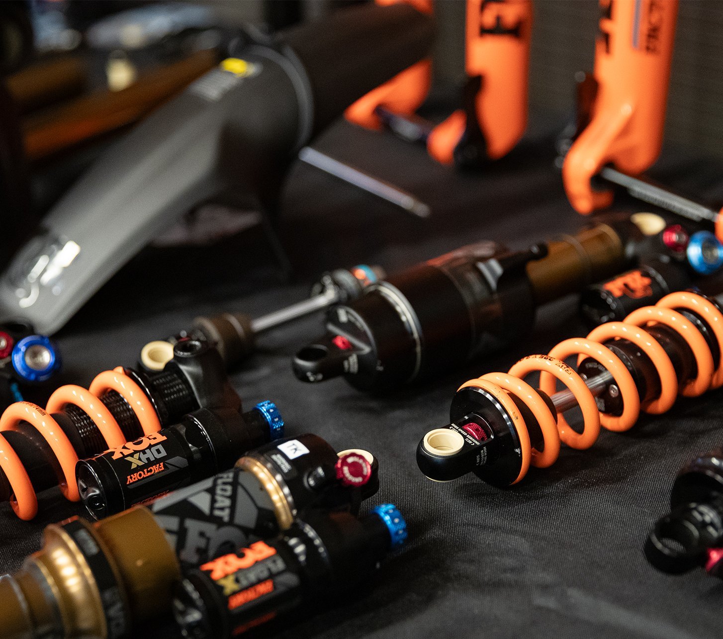 Fox Racing Shox Ersatzteile für Dämpfer und Federgabeln liegen auf einer Werkbank.