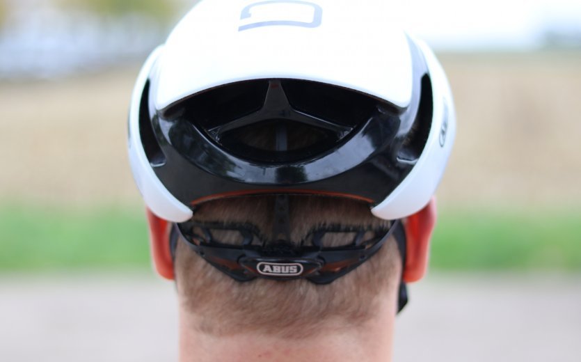 Die Luftauslässe am Hinterkopf fügen sich gut in das Gesamtbild des Helmes.