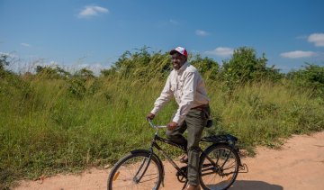 World Bicycle Relief Fahrrad Mann Steppe Afrika Sambia