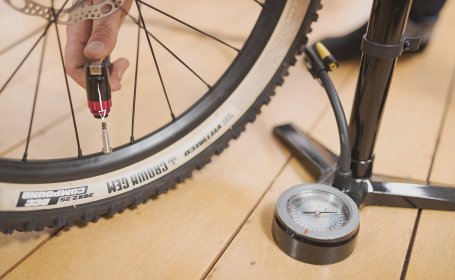 2. Pumpe an Ventil anbringen