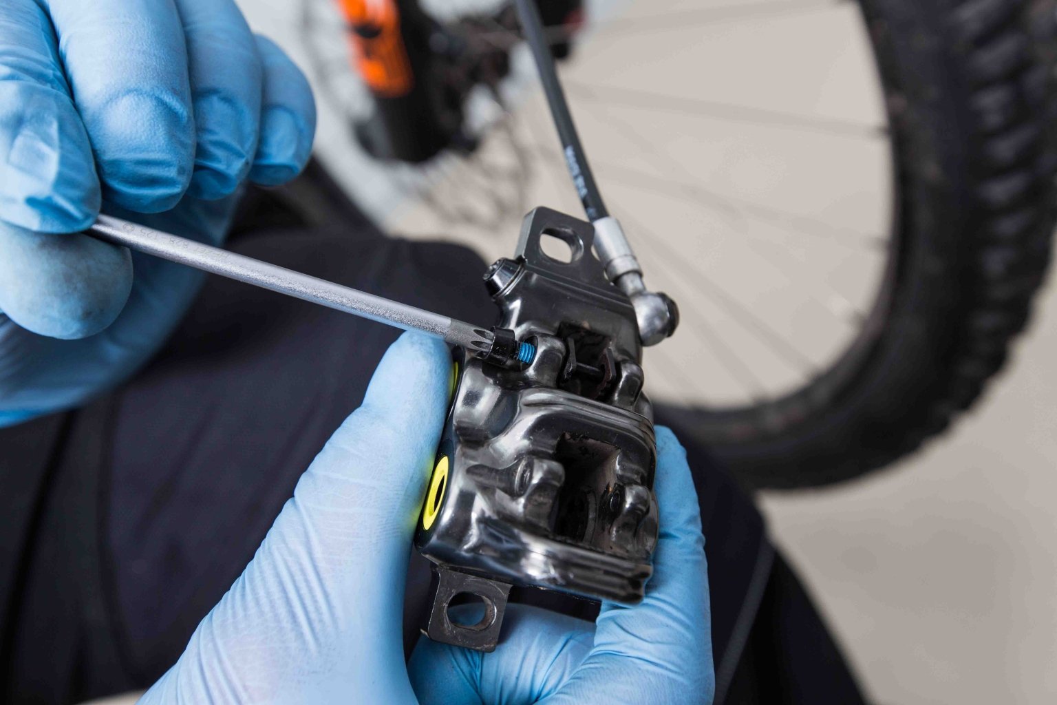 How To: Befüllen und Entlüften einer... | bike-components