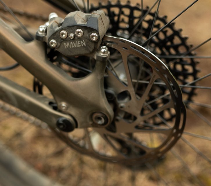 Detailfoto einer SRAM Maven Silver Scheibenbremse am Hinterrad eines E-MTB. 