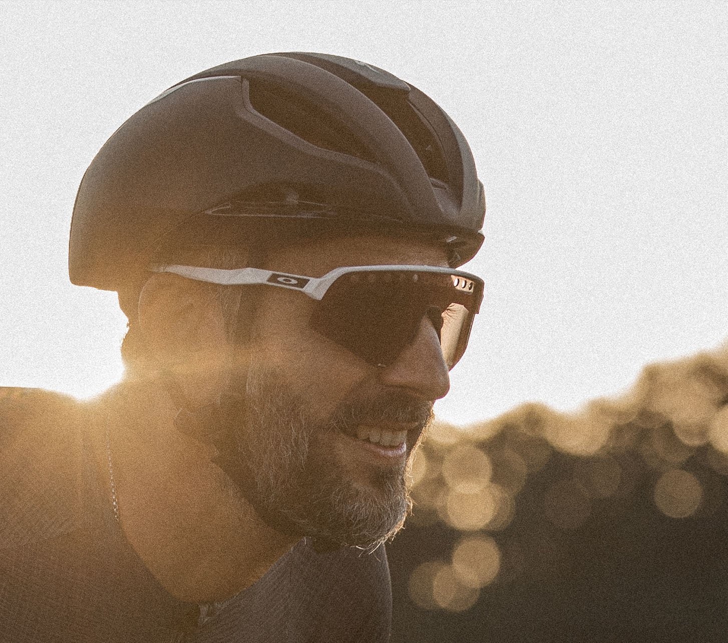 Rennradfahrer als Portraitbild mit Oakley Fahrradbrille in abendlicher Stimmung unterwegs.