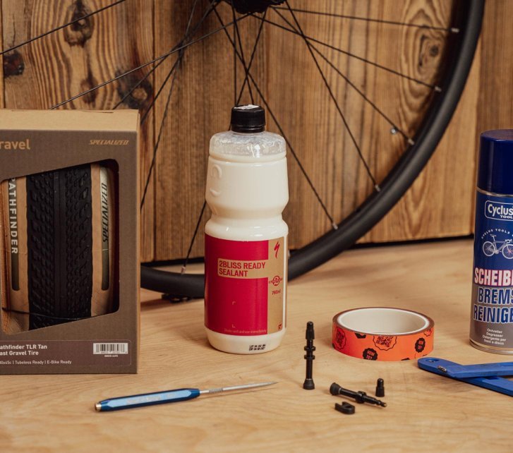 Vue d’ensemble des éléments nécessaires au montage tubeless : fond de jante, valves, liquide préventif, nettoyant frein et démonte-pneus.