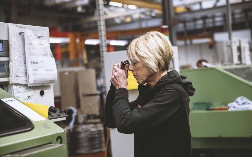 Machine ou pas machine, le contrôle est effectué par des humains chez DT Swiss ! Et en permanence lors de la production.