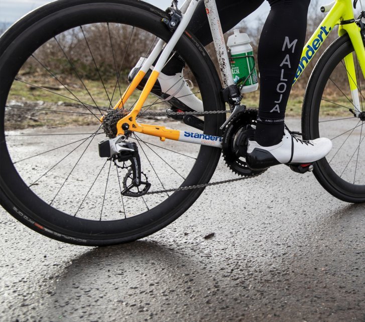 La photo montre une combinaison du système de galets de dérailleur CeramicSpeed et des composants de transmission SRAM.