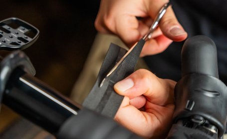 Das Lenkerband wird mit einer Schere schräg abgeschnitten.