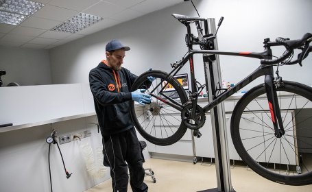 Le mécanicien bc retire la roue arrière et repousse le dérailleur en même temps.