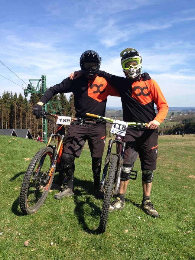 Rainer und Bene Arm in Arm beim Endurorennen in Baraque Fraiture (Belgien) Mit ihrem Scott und Liteville Bikes und Vollvisierhelm auf ihren Köpfen