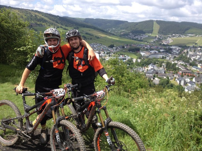 Christoph und Benny von bike-components beim Endurorennen in Willingen 2014 vor der letzten Stage