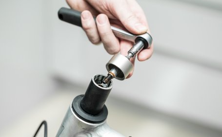 The EDC Star Nut Puller removes the inner ring of the star nut.