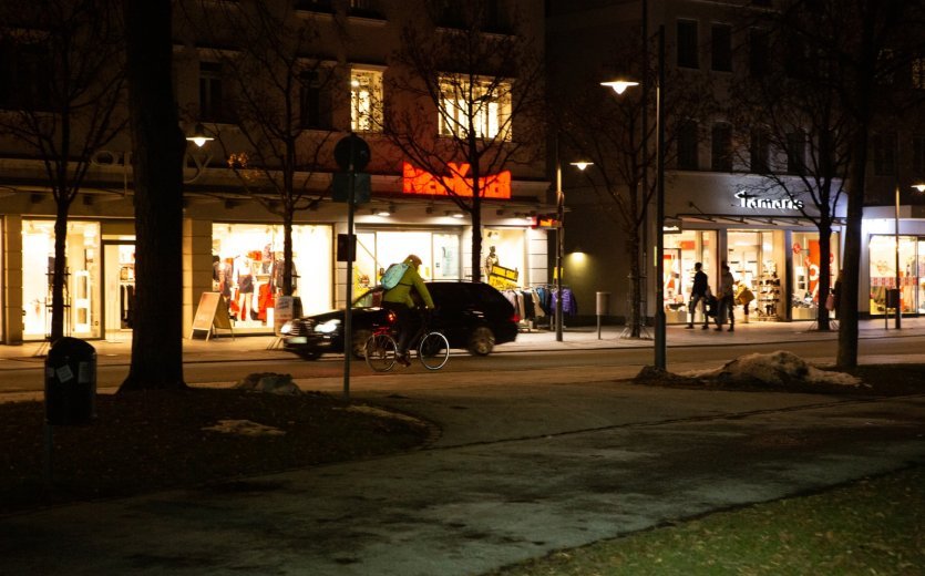 Radfahrer bei Nacht im Straßenverkehr.