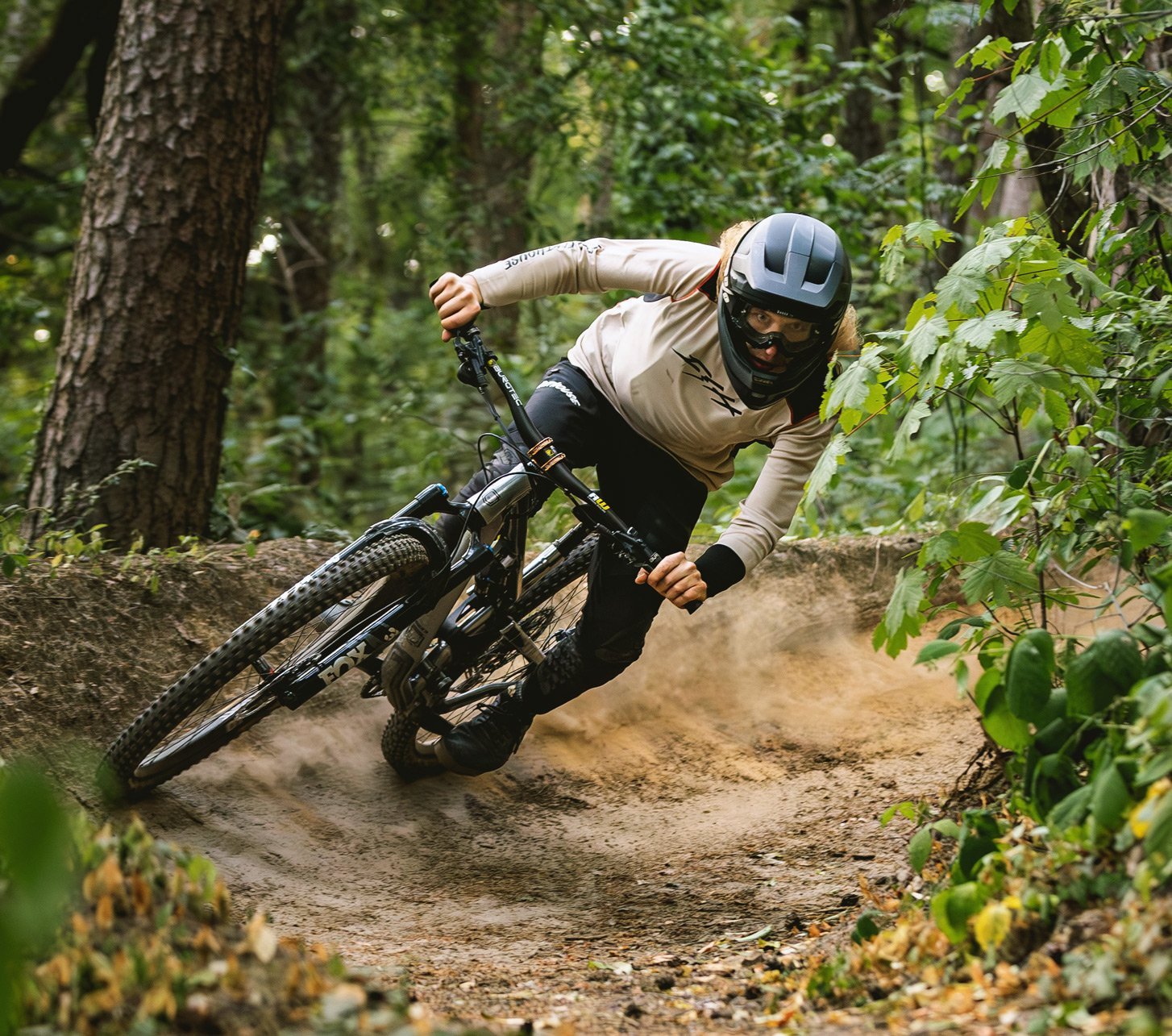 Mountainbiker in Fasthouse Bekleidung