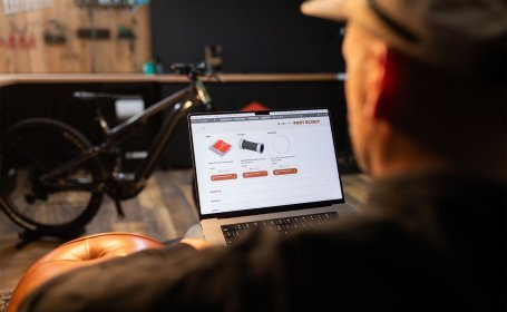 Blick über die Schulter auf den Laptop mit Part Scout Tool, Ersatzteil-Vorschläge werden angezeigt