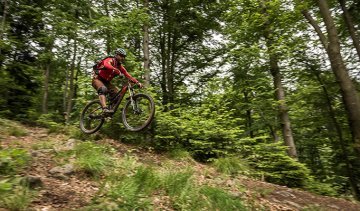 Teilnehmer Teste die Besten auf dem Trail beim Sprung in Bischofsmais