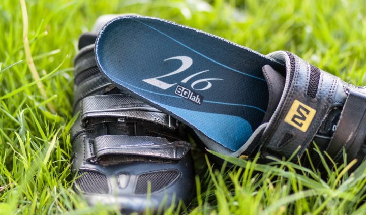 Zum Zuschnit der neuen Sohlen, kann man sich die Alte als Schablone nehmen.