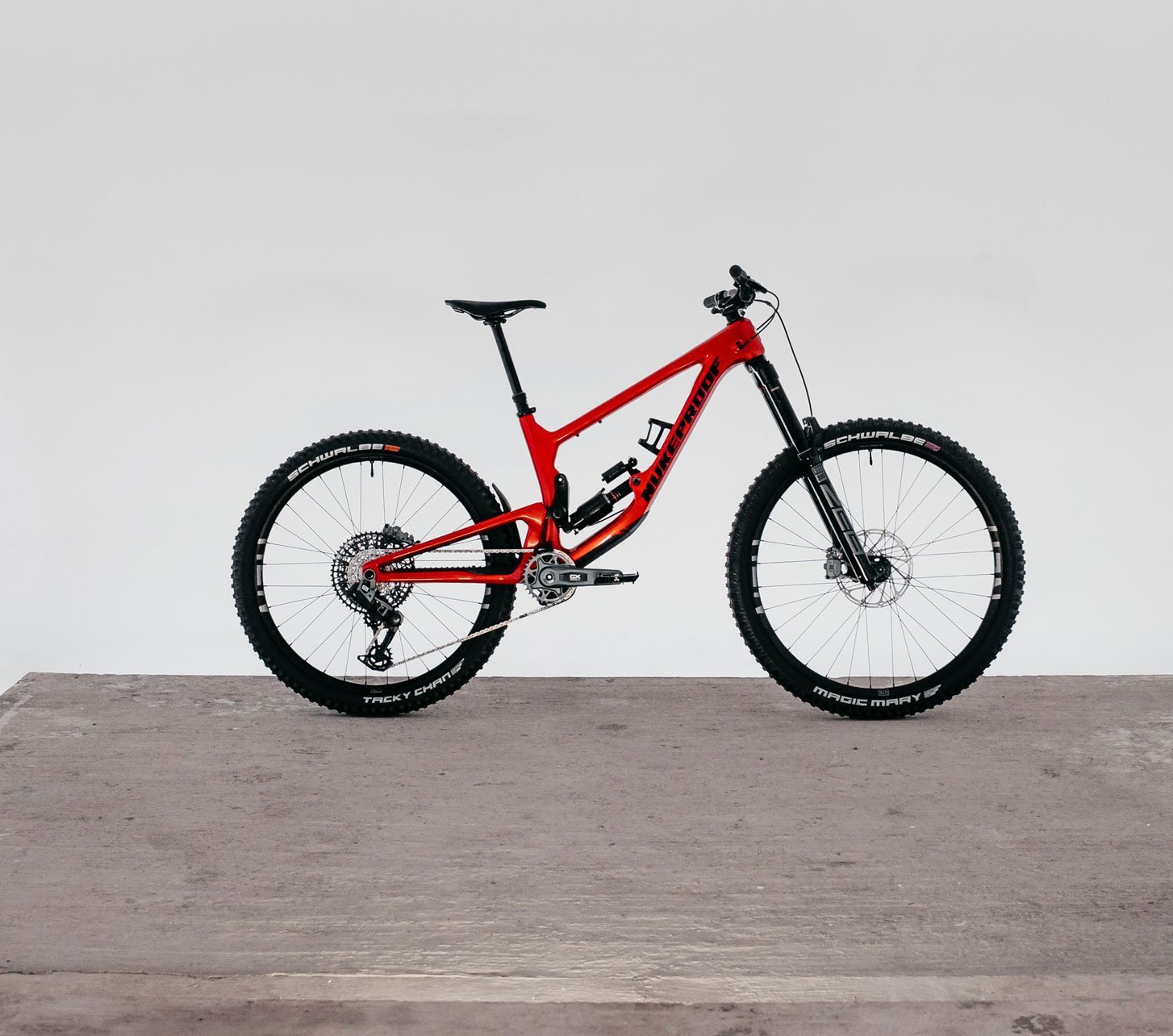 Bicicleta de enduro Nukeproof Giga Carbon como MTB de carbono de doble suspensión en el encabezado de la tienda de marca
