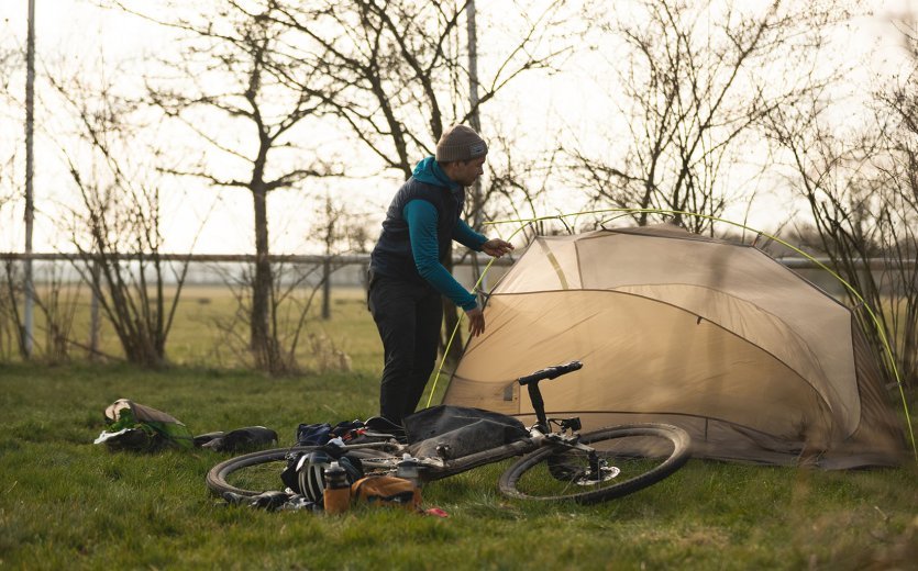 Marcel from the bc Marketing Team is setting up an inner tent.