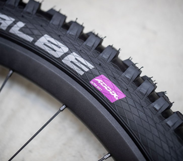 Abgebildet ist ein Teil eines Schwalbe MTB-Reifens mit ADDIX Ultra Soft Gummimischung.