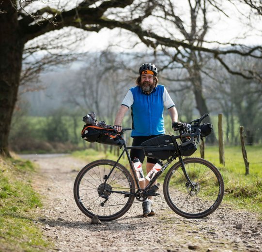 Christian aus dem bc Service mit seinem Surly Midnight Special und vollgepackten Bikepacking-Taschen.