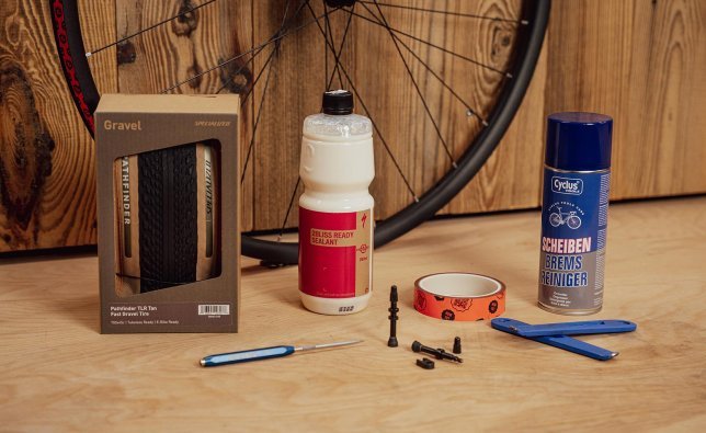 Vue d’ensemble des éléments nécessaires au montage tubeless : fond de jante, valves, liquide préventif, nettoyant frein et démonte-pneus.