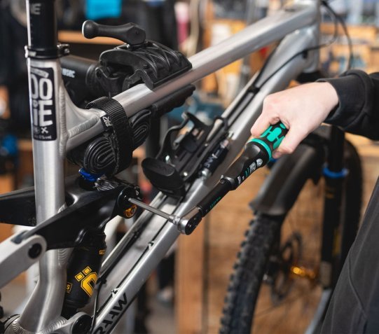 El soporte de montaje 3min19sec sujeta las bicicletas de forma segura por el tubo superior, gracias a su pinza acolchada.