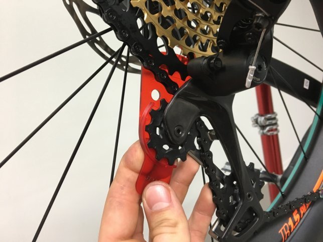 The red adjustment tool makes derailleur set-up easy.