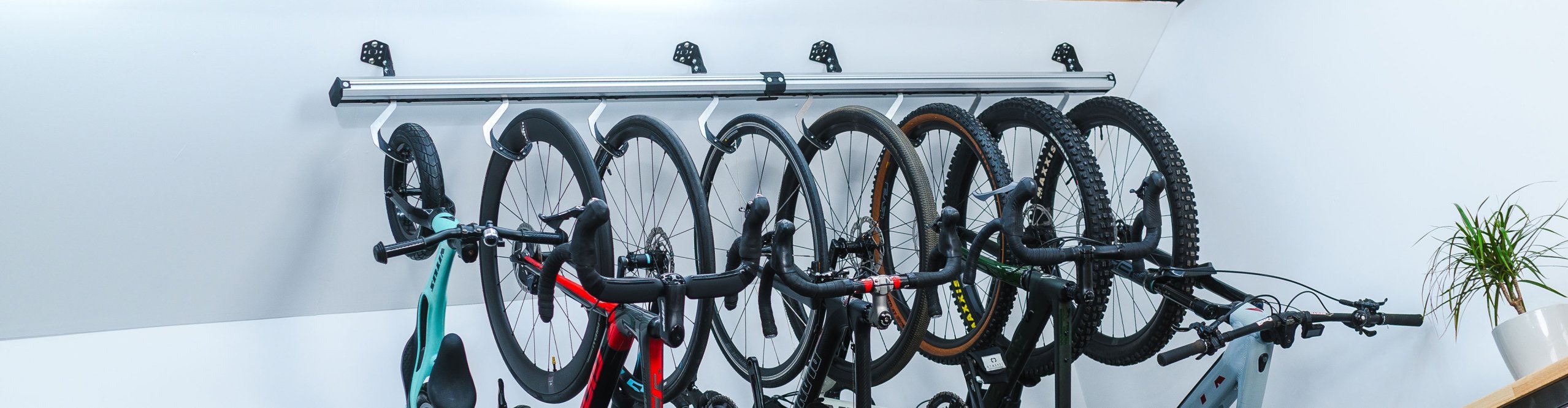 Stashed Fahrradaufhängung mit mehreren platzsparend nebeneinander aufgehängten Rennrädern, Gravelbikes und Mountainbikes.