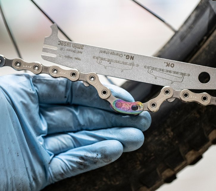 A chain is closed with the help of a master link.