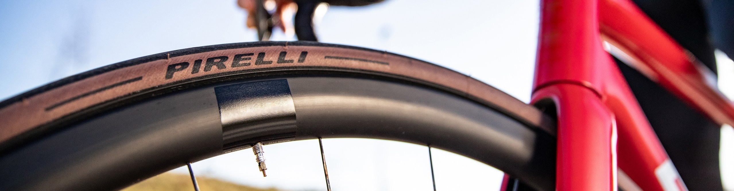 Pirelli-P-Zero-Velo-Classic-Rennradreifen-LPHeader_Desktop_3840x1000_A0214049_retuschiert.jpg