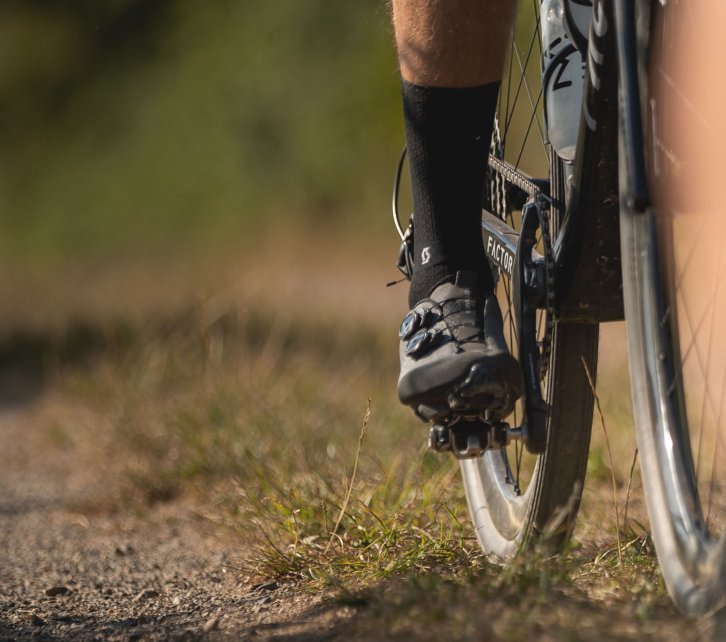 Ein Shot auf einen Northwave Gravel-Schuh während einer Gravel-Tour.