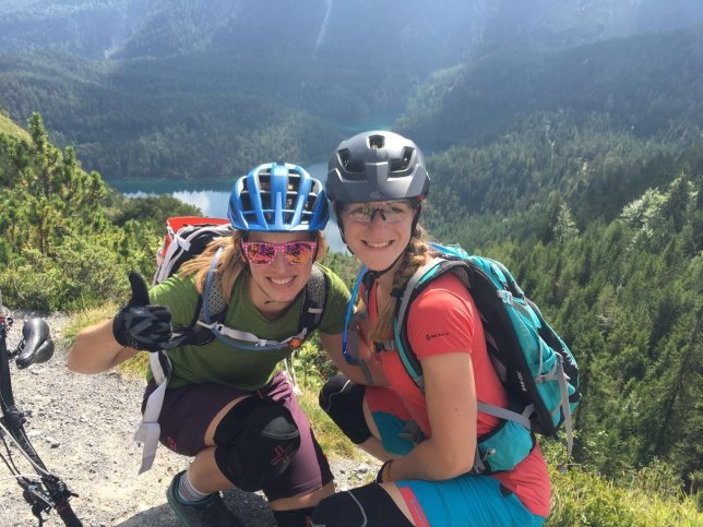 Chrisi, Julia und ein Panorama (Blindsee-Trail).