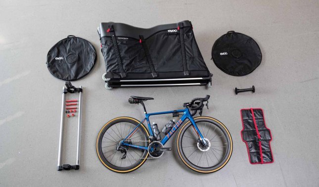 Testé par nous pour vous : evoc Road Bike Bag Pro - la dernière valise pour vélo que tu achèteras !