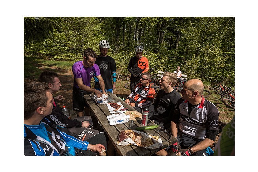 Teilnehmer Teste die Besten beim Mittagsessen mitten im Wald