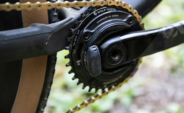 Abgebildet ist ein Power2Max-Powermeter montiert an einer SRAM Kurbel.