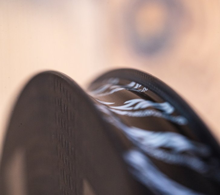 Detailfoto: Das Felgenbett einer Zipp-Carbon-Hookless Felge: Man erkennt die glatte Seitenwand des Felgenbetts.