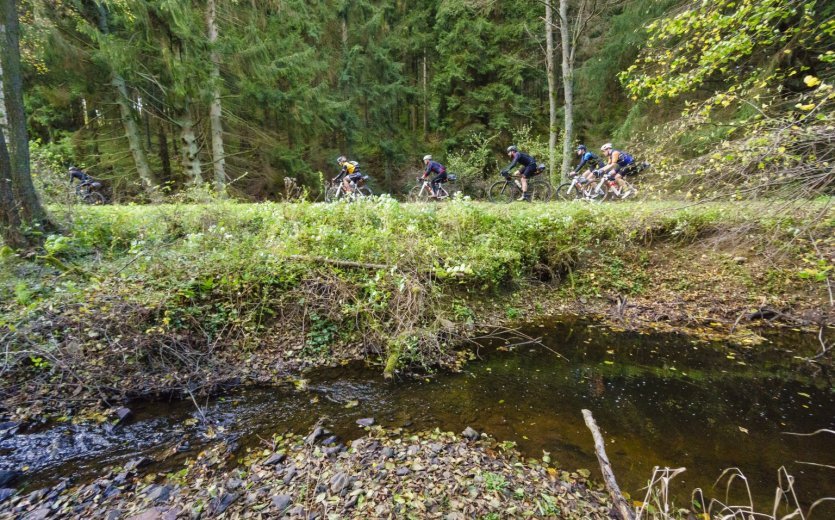 Gravel riding is a group sport.