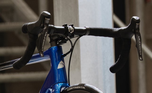 Un Factor O2 est équipé d'un levier de vitesses Shimano Ultegra Di2. La Junction A Box a été fixée sous la potence.