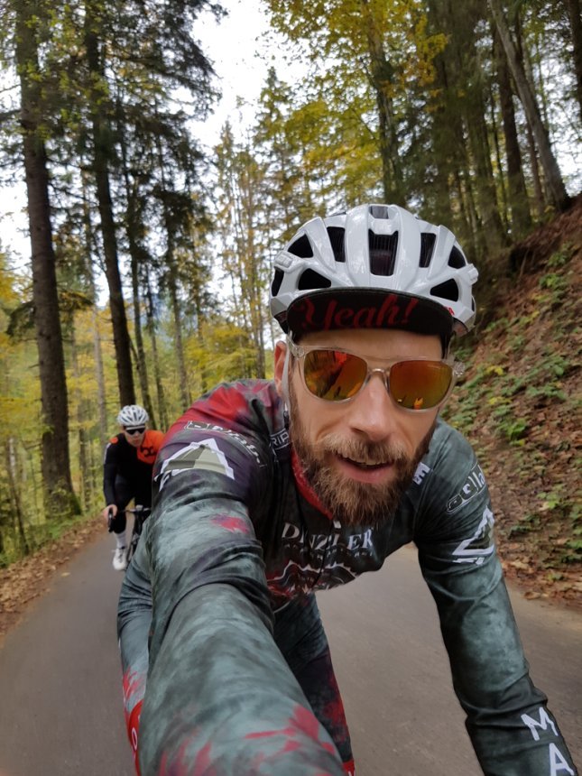 Jonas unterwegs mit Christian von den Maloja Pushbikers.