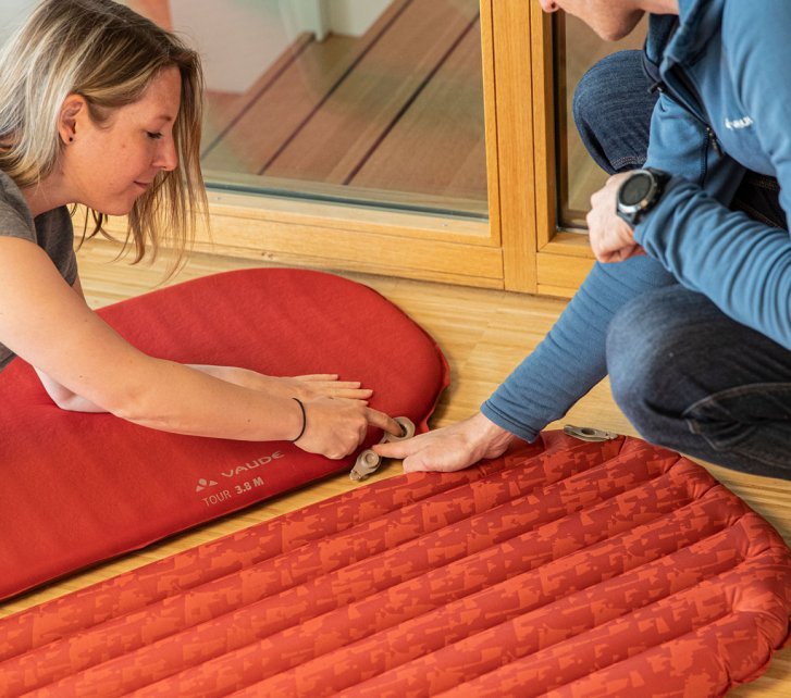 Svenja from bc Product Management compares a self-inflating camping mat with an air chamber mat.